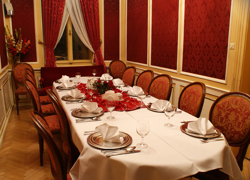 Sala bankietowa nakryta do przyjęcia