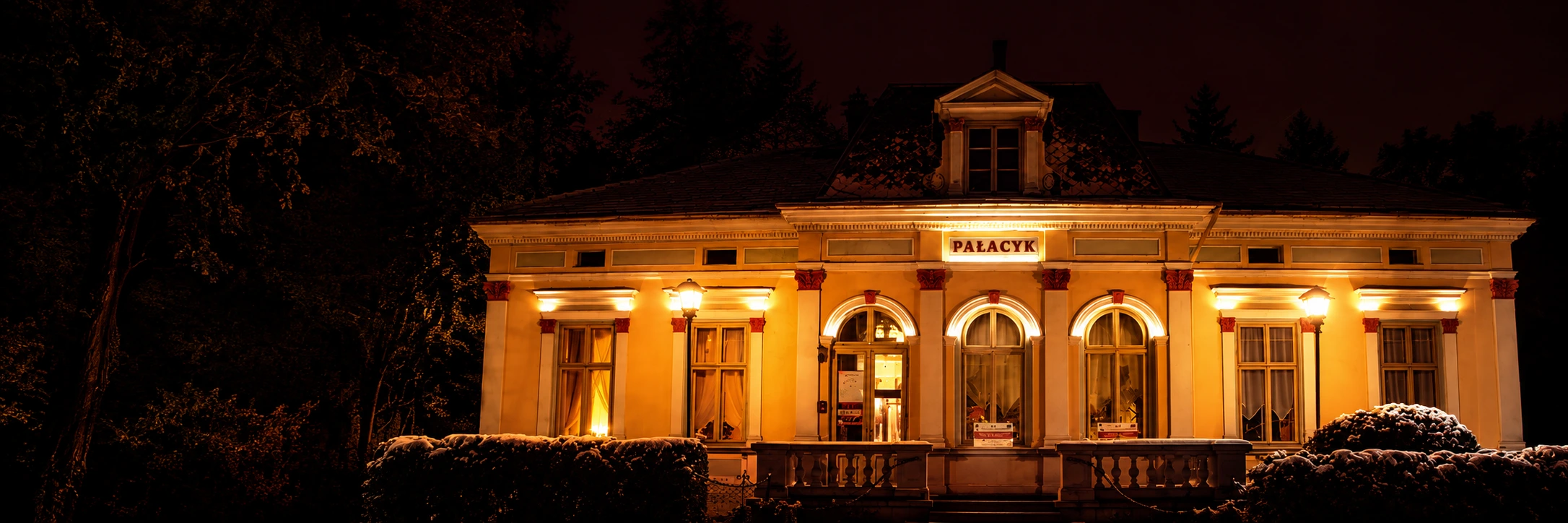 Pałacyk w Łańcucie rozświetlony wieczorną iluminacją